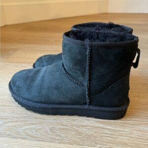 Treadlite mini UGG boots in black suede
